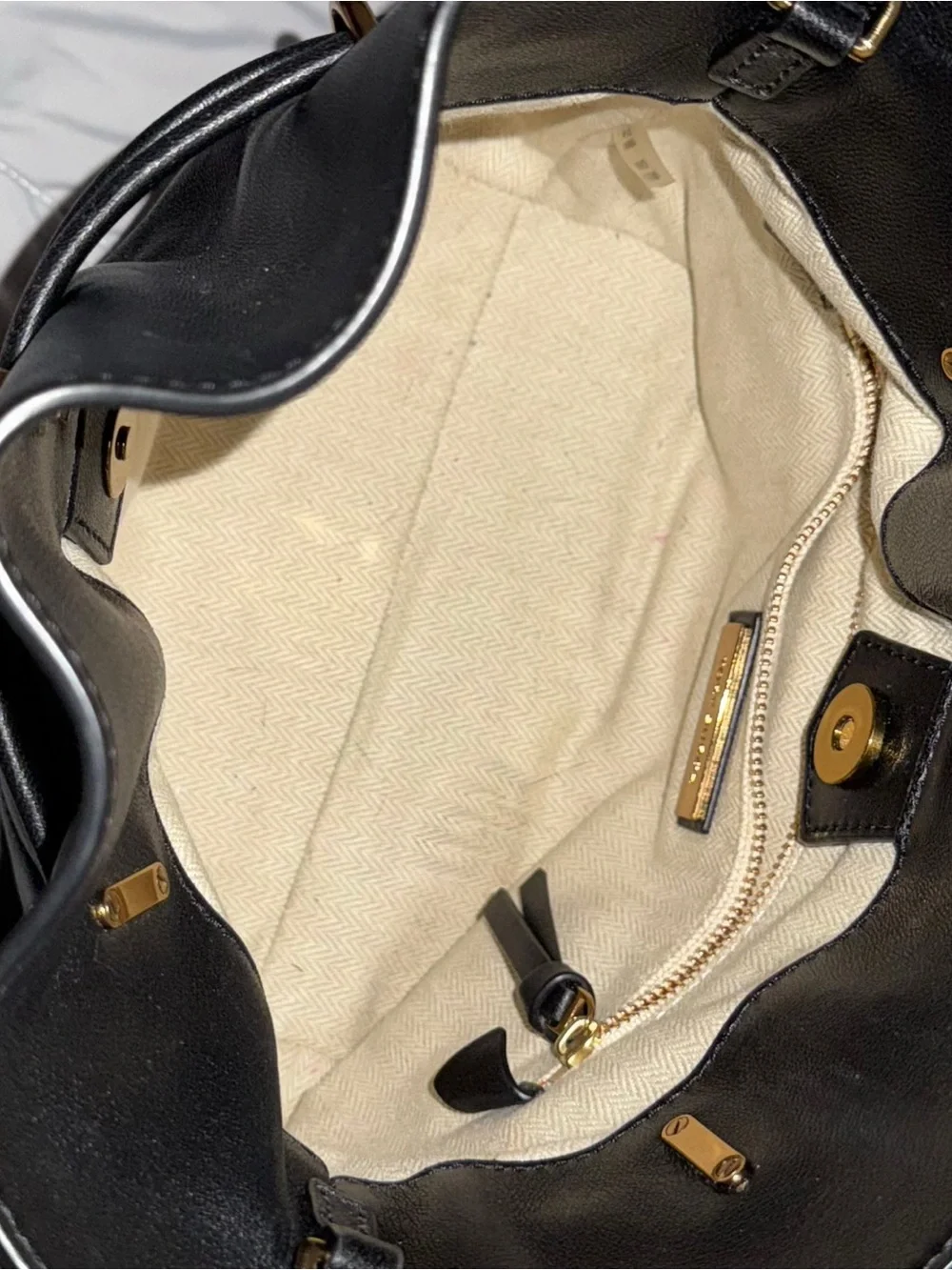 Tory Burch Kira Chevron Mini Bucket Bag in Black with brushed-gold hardware. 🖤